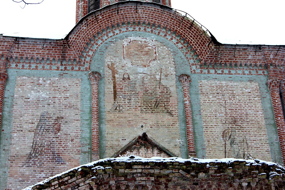 Церковь Троицы Живоначальной, Раменье (Кумёнский район, Кировская область). архитектурные детали, Росписи на внешней части восточной стены холодного храма.