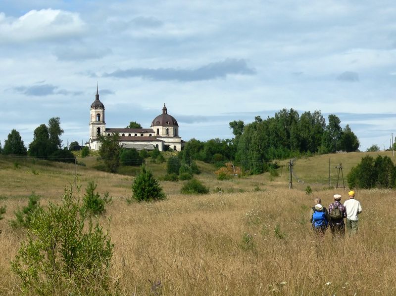 Церковь Покрова Пресвятой Богородицы, Верходворье (Юрьянский район, Кировская область). общий вид в ландшафте, На подходе к селу Верходворье