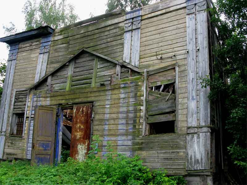 Церковь Покрова Пресвятой Богородицы, Стайки (Невельский район, Псковская область). архитектурные детали, Видны остатки типично польской крстёльной архитектуры - двубашенье, утраченное в начале 2000-г.