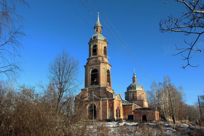 Пищалье. Церковь Троицы Живоначальной. общий вид в ландшафте