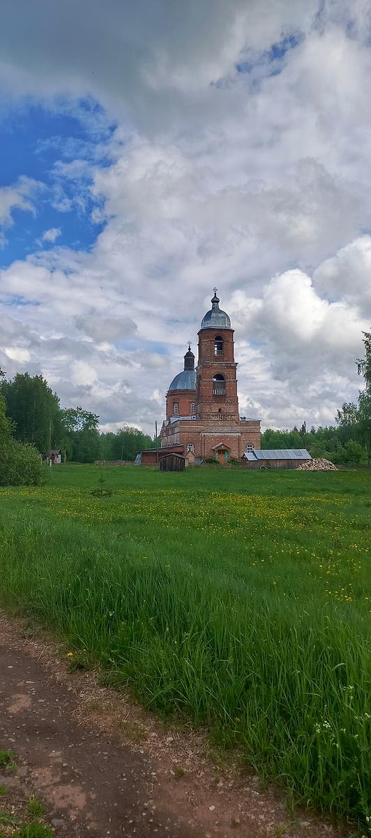 общий вид в ландшафте. Церковь Смоленской иконы Божией Матери, Красногорье (Котельничский район, Кировская область)