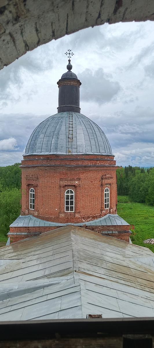 общий вид в ландшафте. Церковь Смоленской иконы Божией Матери, Красногорье (Котельничский район, Кировская область)