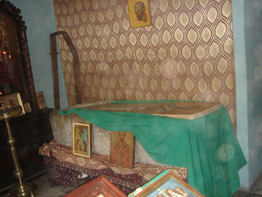 Каманский мужской монастырь Иоанна Златоуста, Каманы (Команы) (Абхазия, Прочие страны). интерьер и убранство, гроб Иоанна Златоуста