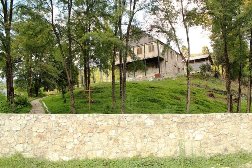 Каманский мужской монастырь Иоанна Златоуста, Каманы (Команы) (Абхазия, Прочие страны). художественные фотографии, Братский корпус, вид с дороги