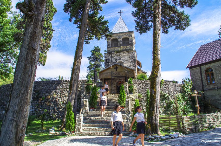 Прочие страны, Абхазия, Каманы (Команы). Каманский мужской монастырь Иоанна Златоуста, фотография. общий вид в ландшафте