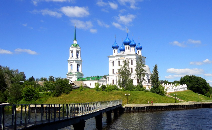 Катунки. Церковь Рождества Пресвятой Богородицы. общий вид в ландшафте