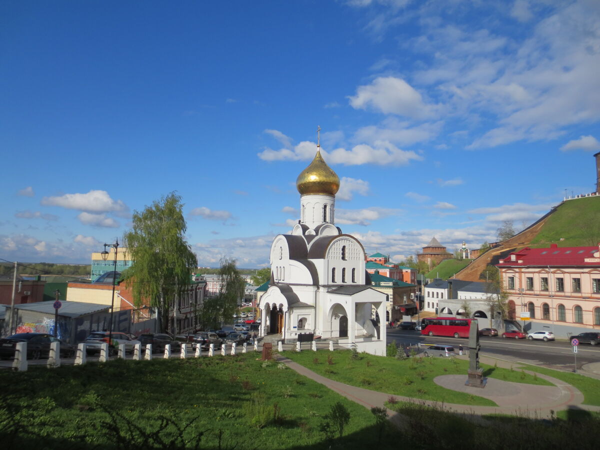 Церковь Казанской иконы Божией Матери над Зеленским съездом (новая), Нижегородский район (Нижний Новгород, город, Нижегородская область). общий вид в ландшафте