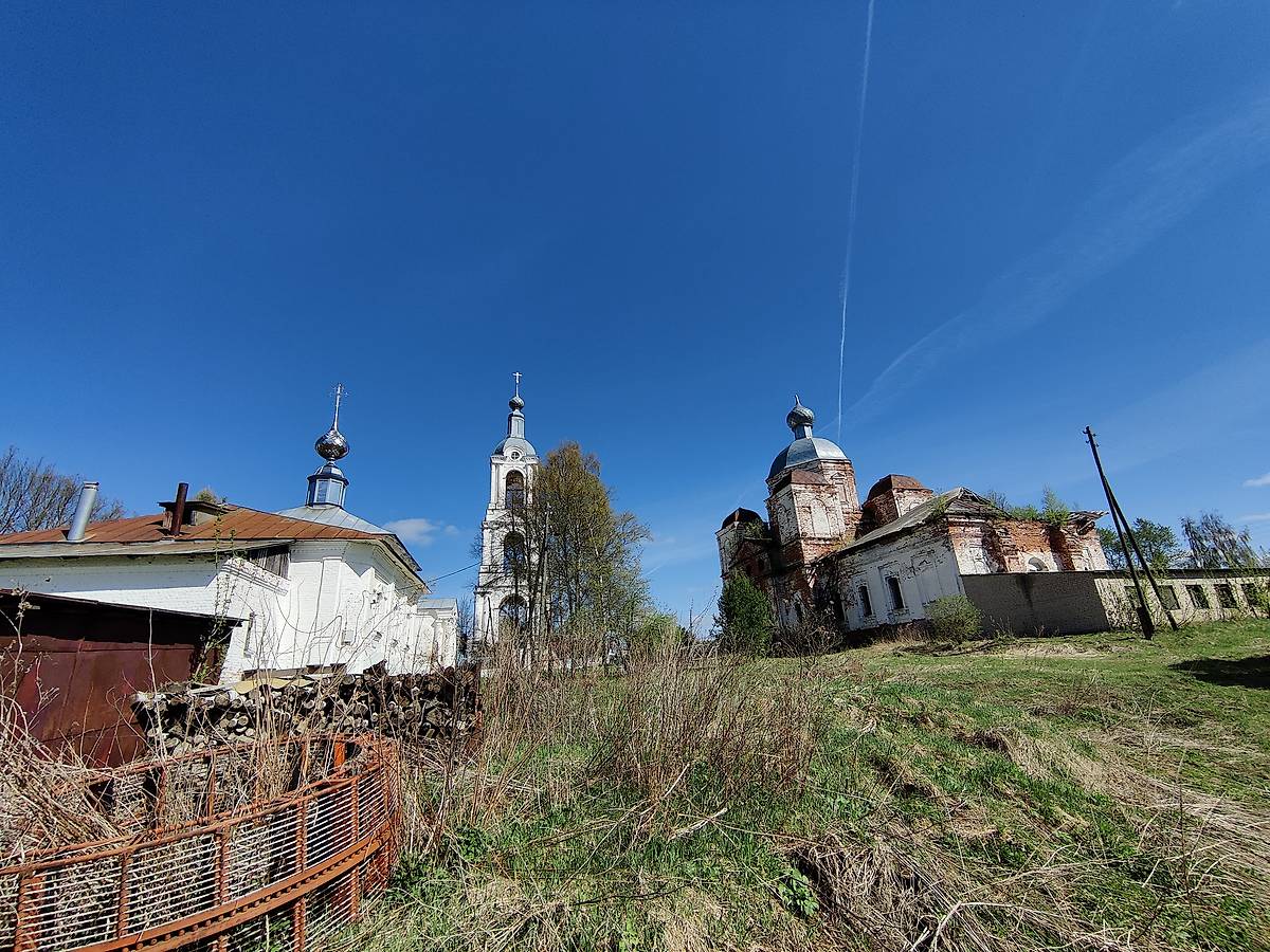 Общий вид на ансамбль с Запада, фасады. Ансамбль церквей Казанской иконы Божией Матери и Николая Чудотворца, Мыт (Верхнеландеховский район, Ивановская область)