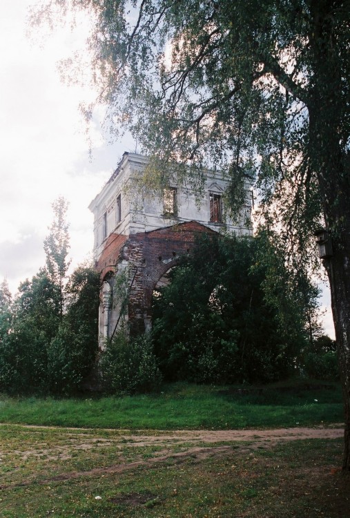 Чернецово. Церковь Михаила Архангела. общий вид в ландшафте
