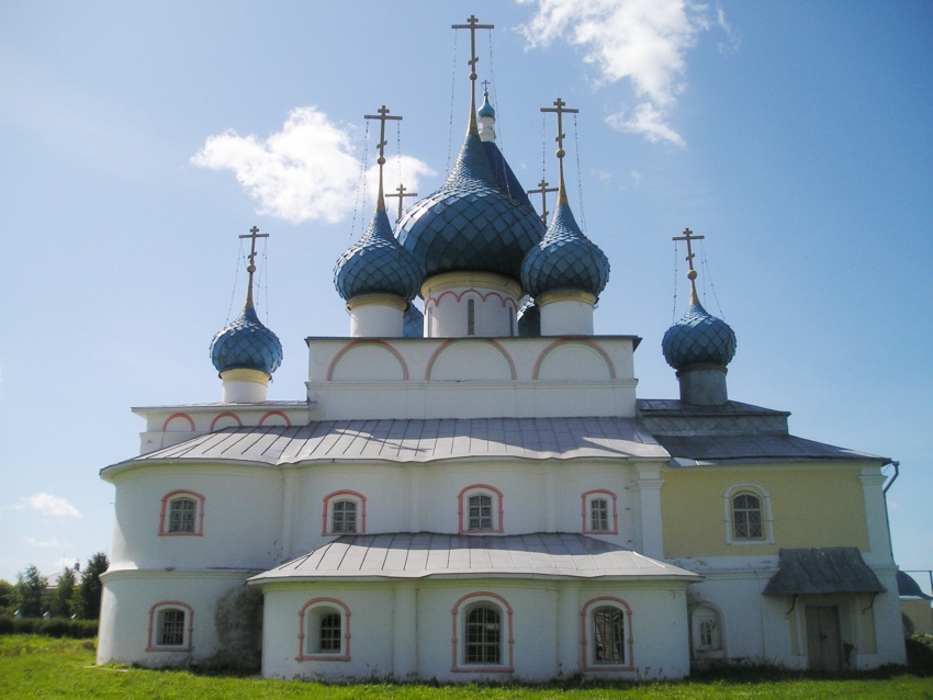 Пурех. Церковь Спаса Преображения. общий вид в ландшафте, Вид храма с восточной стороны (алтарная часть).