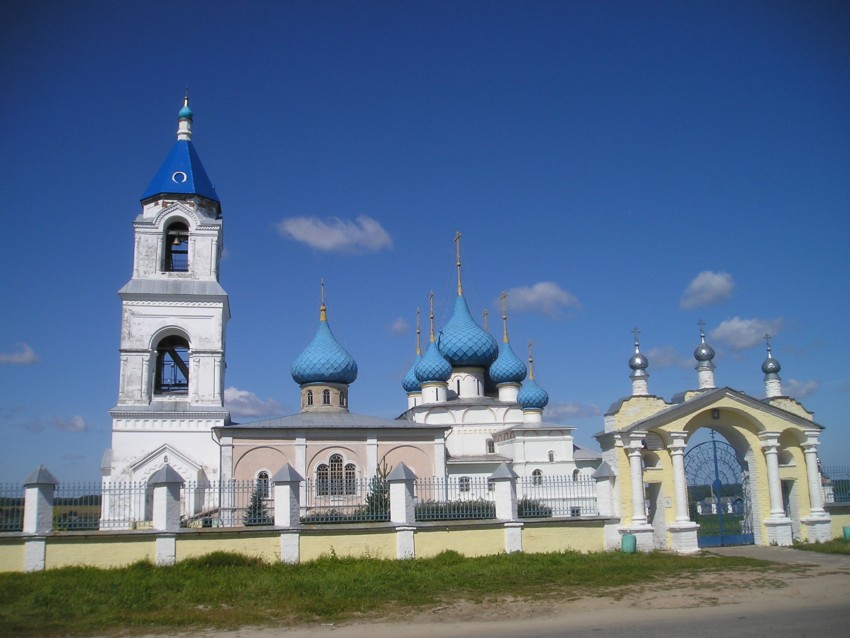 Пурех. Церковь Спаса Преображения. общий вид в ландшафте, Вид храма с южной стороны (южные ворота).