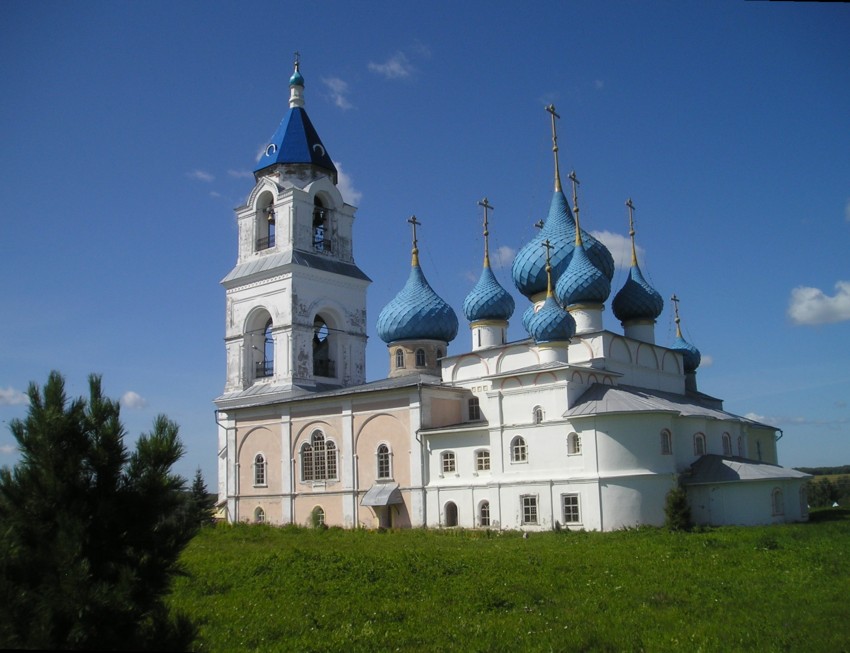 Церковь Преображения Господня, Пурех (Чкаловск, город, Нижегородская область). общий вид в ландшафте, Общий вид храма с юго-восточной стороны. Разные цвета стен храма обозначают разные периоды постройки.