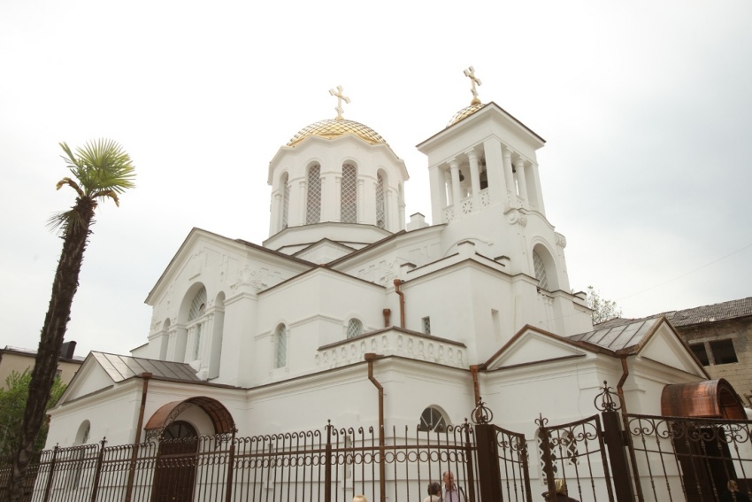 Сухум. Кафедральный собор Благовещения Пресвятой Богородицы. общий вид в ландшафте