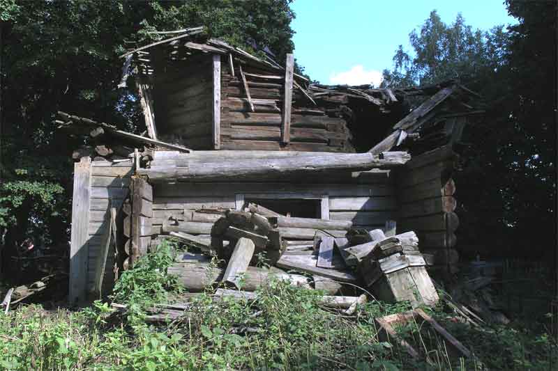 Церковь Воскресения Христова, Сторожня (Новоржевский район, Псковская область). архитектурные детали, Остатки восьмигранной колокольни