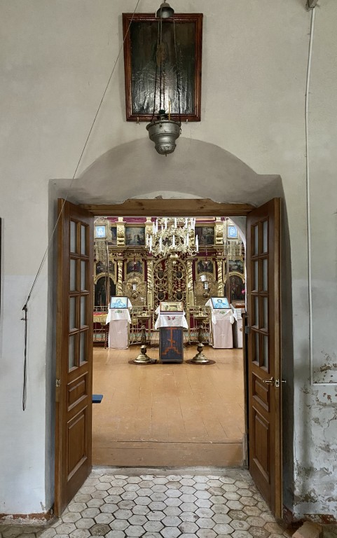 Барута. Церковь Покрова Пресвятой Богородицы. интерьер и убранство, Проход из притвора в основной объём