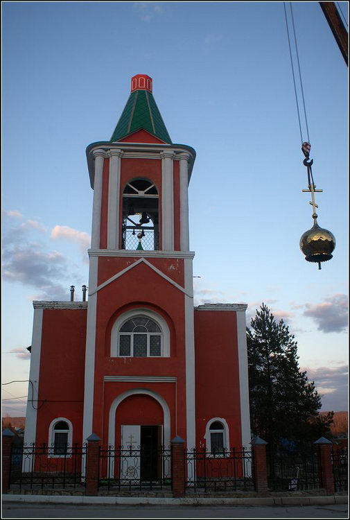 Церковь Петра и Павла, Дубна (Дубенский район, Тульская область). документальные фотографии, 20 апреля 2011 года на колокольне храма первоверховных святых Петра и Павла в п. Дубна Тульской области был установлен купол		      