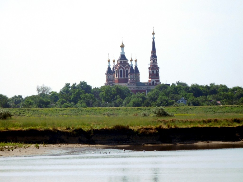 Церковь Параскевы Пятницы, Манычская (Багаевский район, Ростовская область). общий вид в ландшафте, Вид на церковь с реки Дон