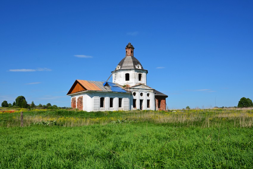 Бибирево. Церковь Михаила Архангела. общий вид в ландшафте, Вид с юго-запада