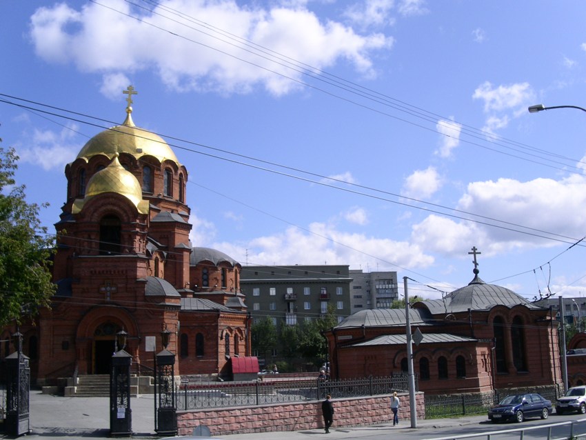 Новосибирск. Церковь Иоанна Предтечи при соборе Александра Невского. фасады, вид с запада, храм справа