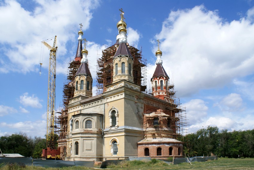 Церковь Параскевы Пятницы, Манычская (Багаевский район, Ростовская область). фасады, Полным ходом идут восстановительные работы