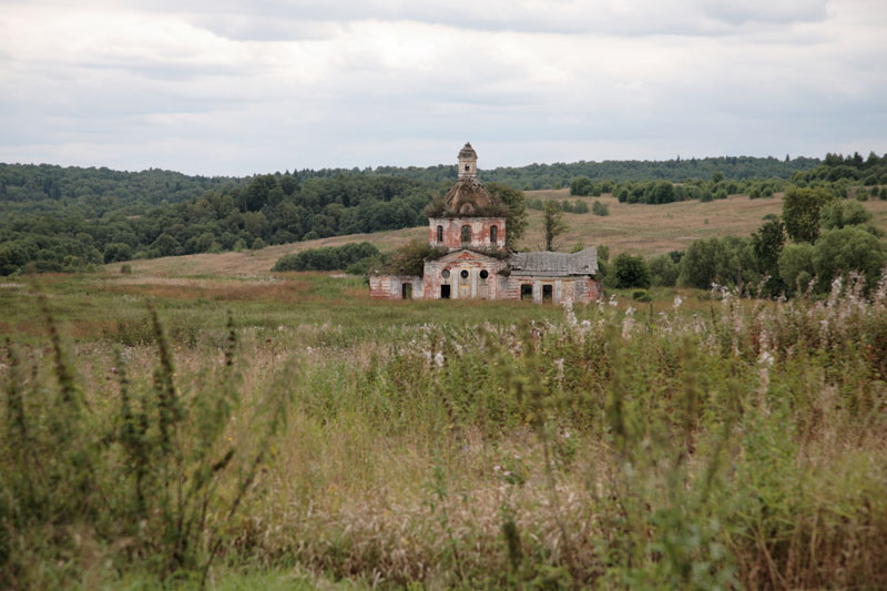 Бибирево. Церковь Михаила Архангела. общий вид в ландшафте