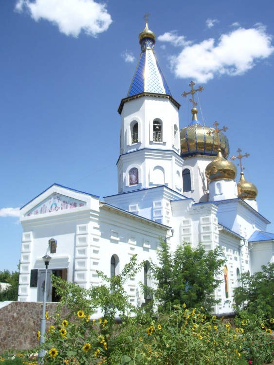 Байконур. Церковь Георгия Победоносца. общий вид в ландшафте