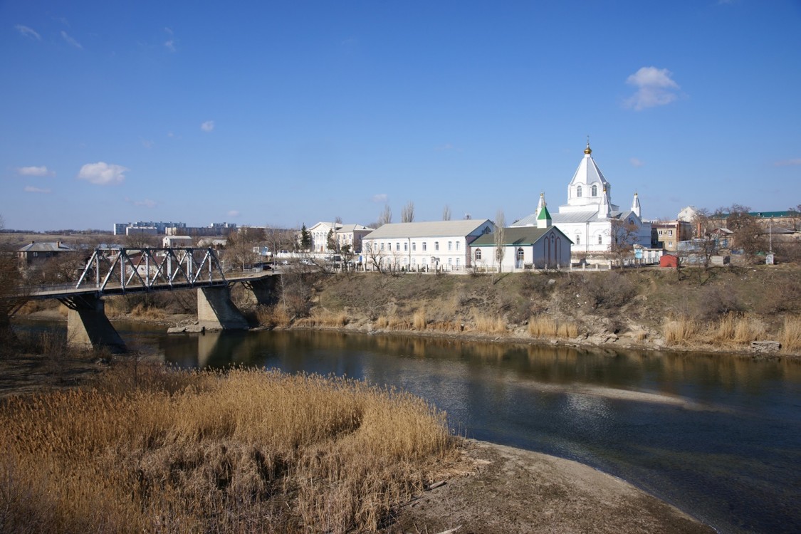 Белая Калитва. Церковь Введения во храм Пресвятой Богородицы. общий вид в ландшафте, Введенская церковь (старообрядческая) и Введенская церковь (православная)