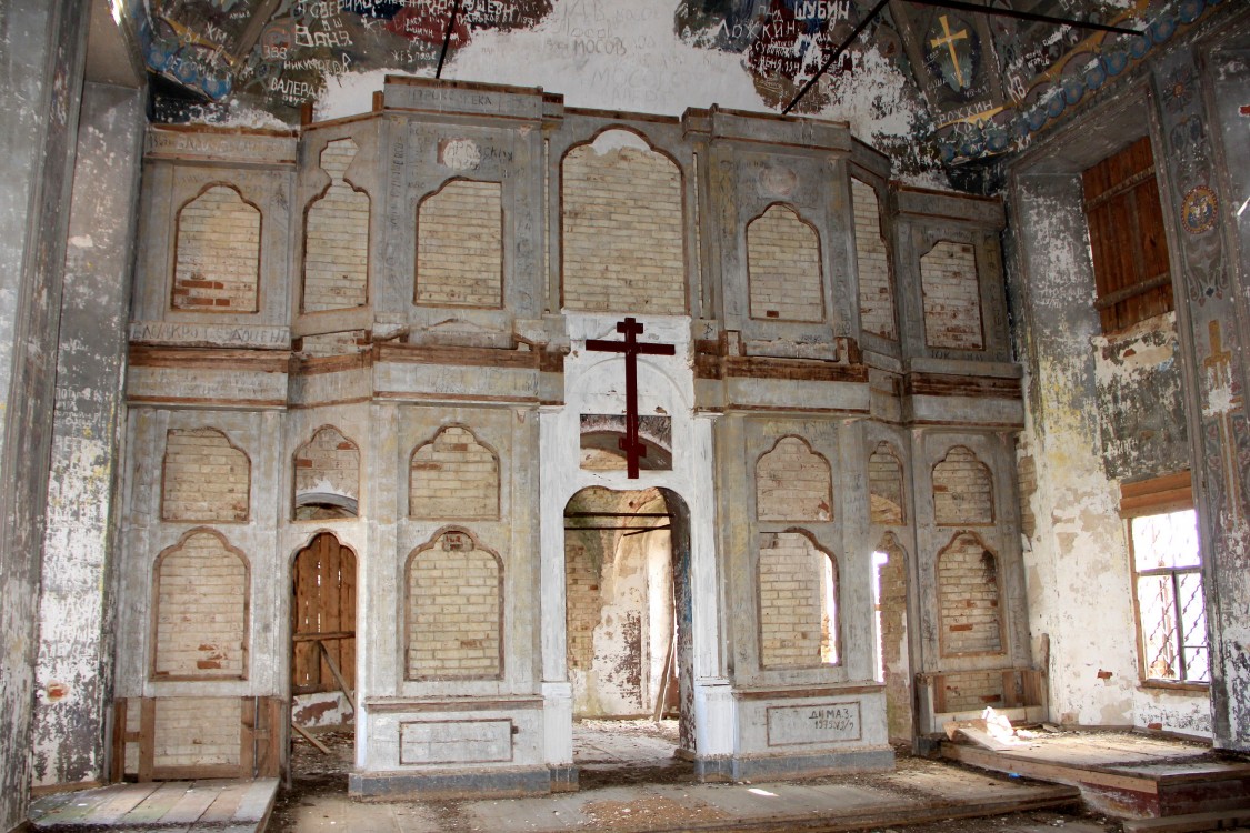 Церковь Иоанна Богослова, Красное (Даровской район, Кировская область). интерьер и убранство, Рама иконостаса верхнего холодного храма. 