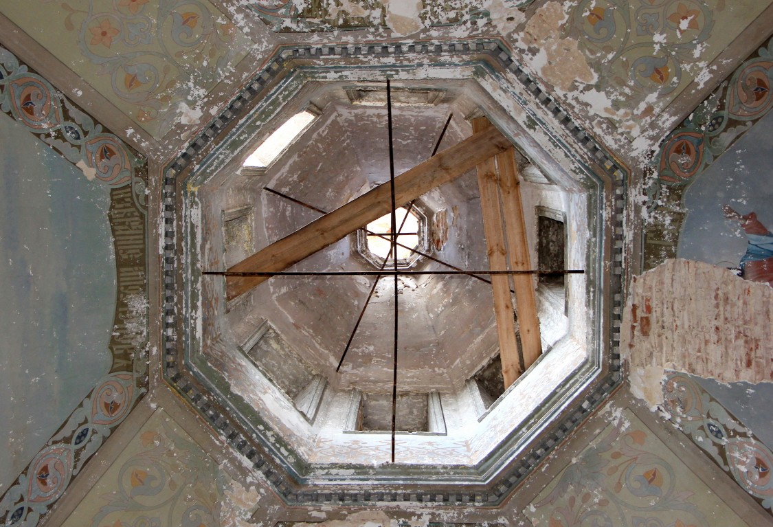 Церковь Иоанна Богослова, Красное (Даровской район, Кировская область). интерьер и убранство, Свод купола верхнего холодного храма. 