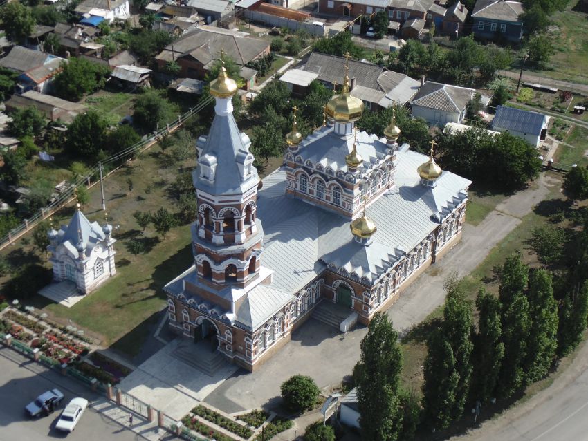 Большая Мартыновка. Церковь Троицы Живоначальной. общий вид в ландшафте, Свято-Троицкий храм