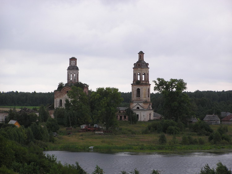 Пантыл. Церковь Димитрия Солунского. общий вид в ландшафте