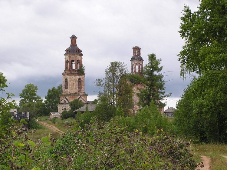 Пантыл. Церковь Димитрия Солунского. общий вид в ландшафте