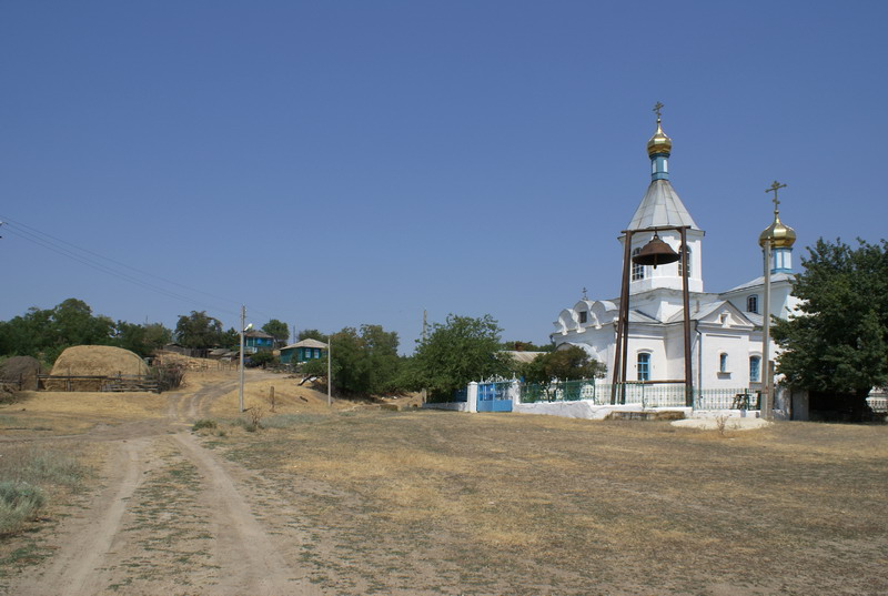 Каныгин. Церковь Рождества Пресвятой Богородицы. общий вид в ландшафте