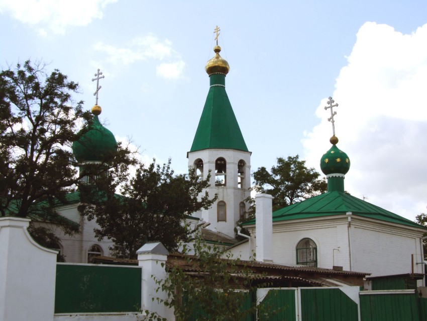 Семикаракорск. Церковь Троицы Живоначальной. общий вид в ландшафте