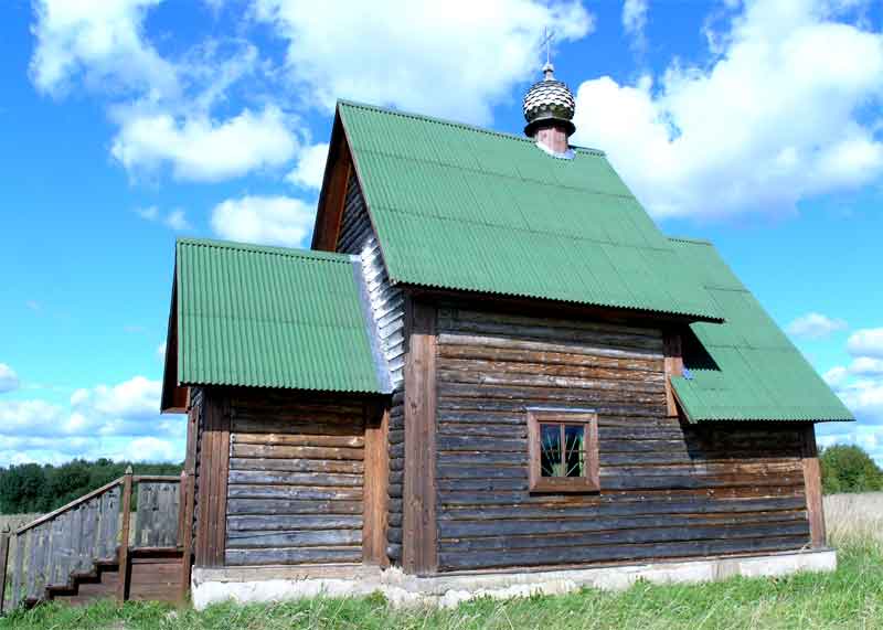 Посадниково. Церковь Казанской иконы Божией Матери (новая). фасады, Всвязи с тем, что не было средств для реставрации одноимённого храма постройки 1939г., было принято решение возвести деревянную церковь на окраине села в поле. Между храмами расстояние около одного километра.