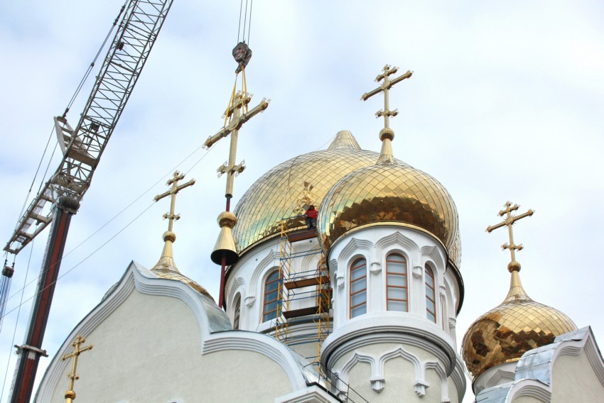 Кафедральный собор Рождества Христова, Волгодонск (Волгодонской район и г. Волгодонск, Ростовская область). архитектурные детали, Установка крестов на храм была успешно завершена К Рождеству Христову
