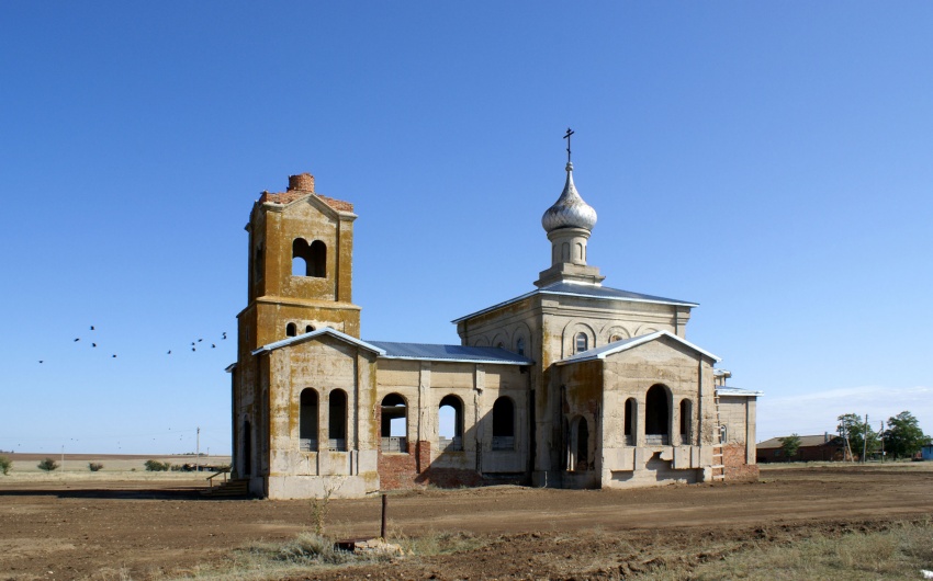 Карповский. Церковь Георгия Победоносца. общий вид в ландшафте