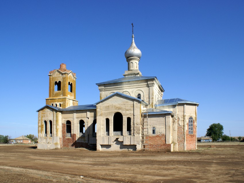 Карповский. Церковь Георгия Победоносца. общий вид в ландшафте