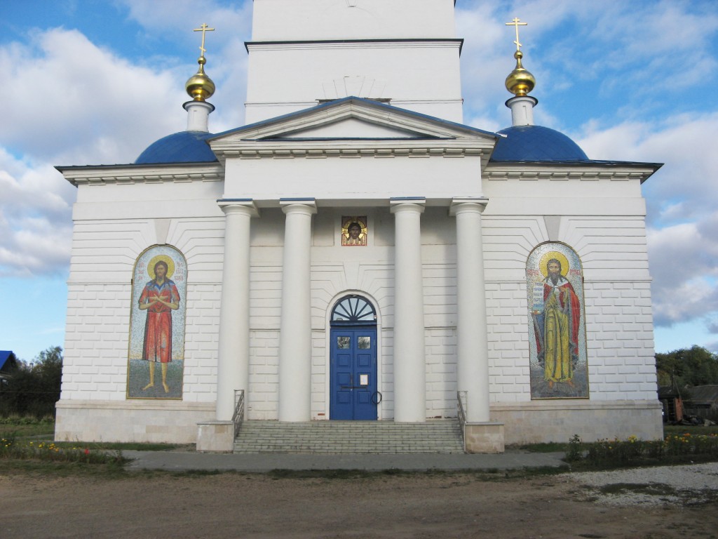 Церковь Покрова Пресвятой Богородицы, Глухово (Дивеевский район, Нижегородская область). архитектурные детали, Западный фасад храма с главными вратами 