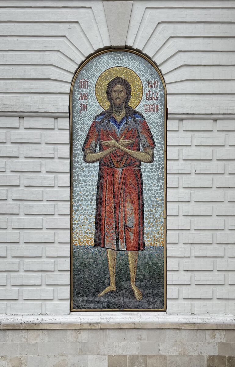Церковь Покрова Пресвятой Богородицы, Глухово (Дивеевский район, Нижегородская область). дополнительная информация, Мозаичная икона Алексия человека Божия на западном фасаде