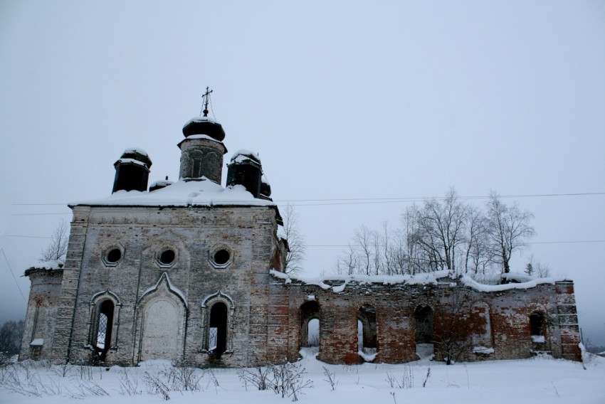 Палауз. Церковь Рождества Пресвятой Богородицы. общий вид в ландшафте