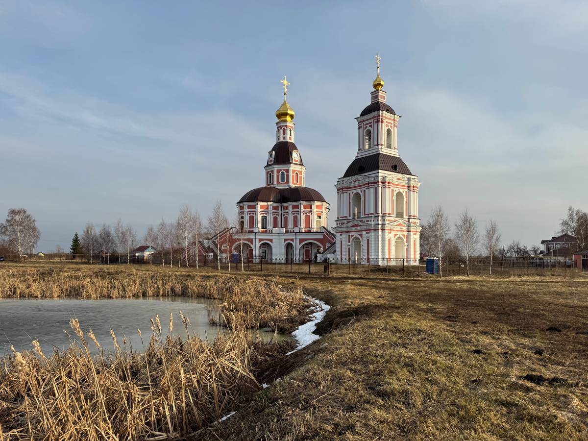 Вид с северо-запада через пруд, общий вид в ландшафте. Церковь Усекновения главы Иоанна Предтечи, Хирино (Шатковский район, Нижегородская область)