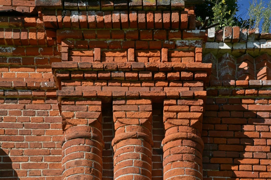 Церковь Троицы Живоначальной, Тоузаково, урочище (Шатковский район, Нижегородская область). архитектурные детали, Капители полуколонн на южном фасаде