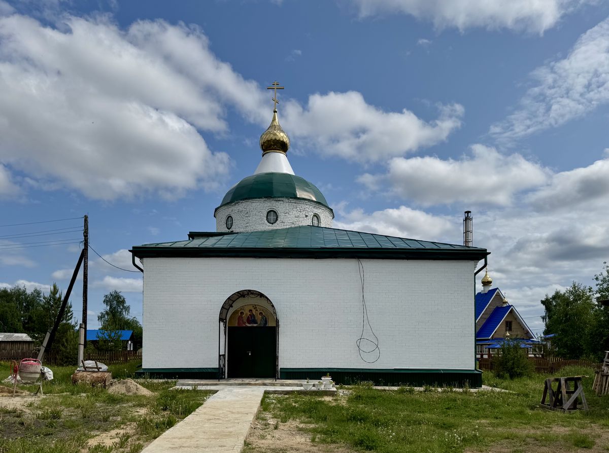 Вид с запада, фасады. Церковь Троицы Живоначальной, Подъельск (Корткеросский район, Республика Коми)