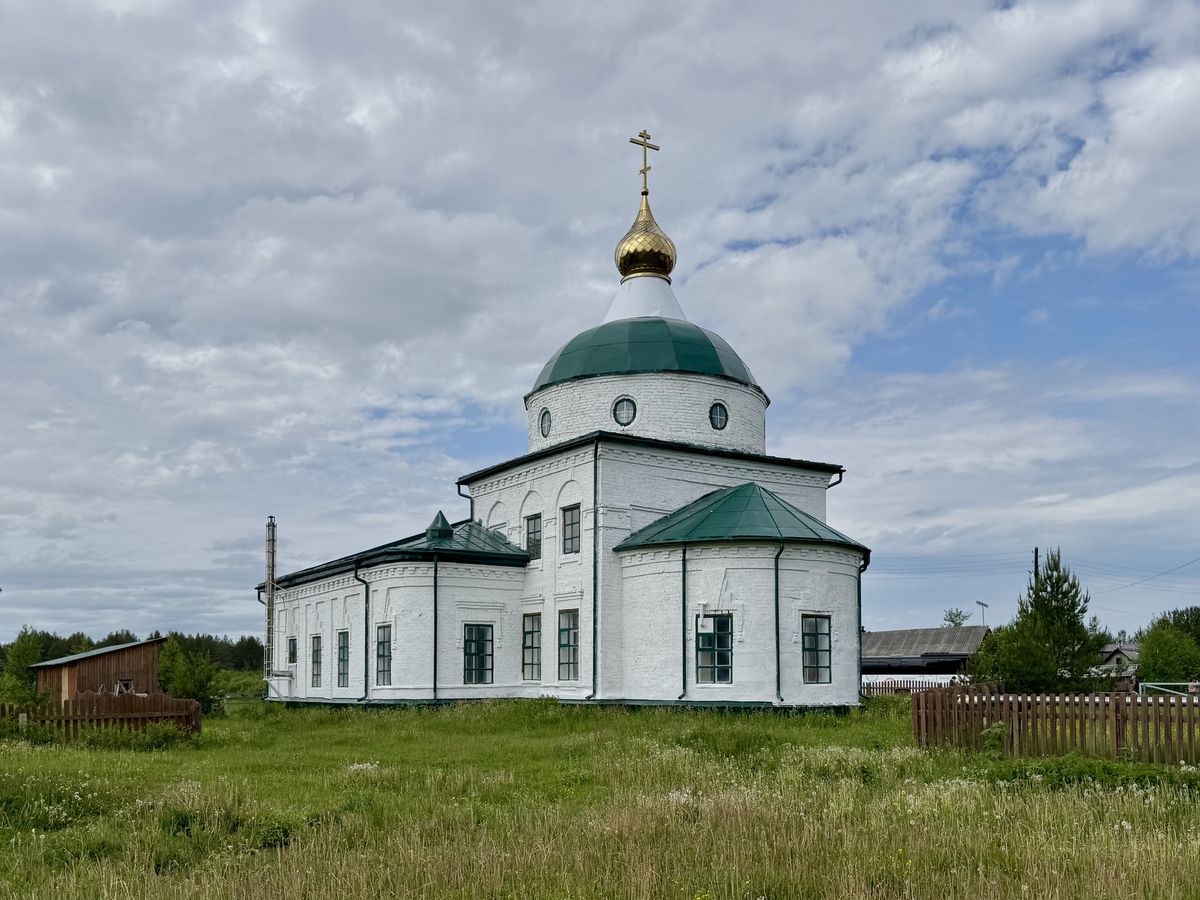Вид с юго-востока, фасады. Церковь Троицы Живоначальной, Подъельск (Корткеросский район, Республика Коми)