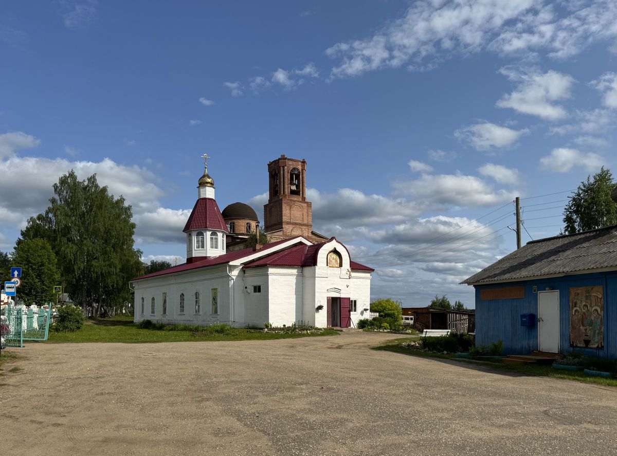Вид с площадки перед воскресной школой, общий вид в ландшафте. Храмовый комплекс. Церкви Петра и Павла  и Воскресения Христова, Усть-Кулом (Усть-Куломский район, Республика Коми)