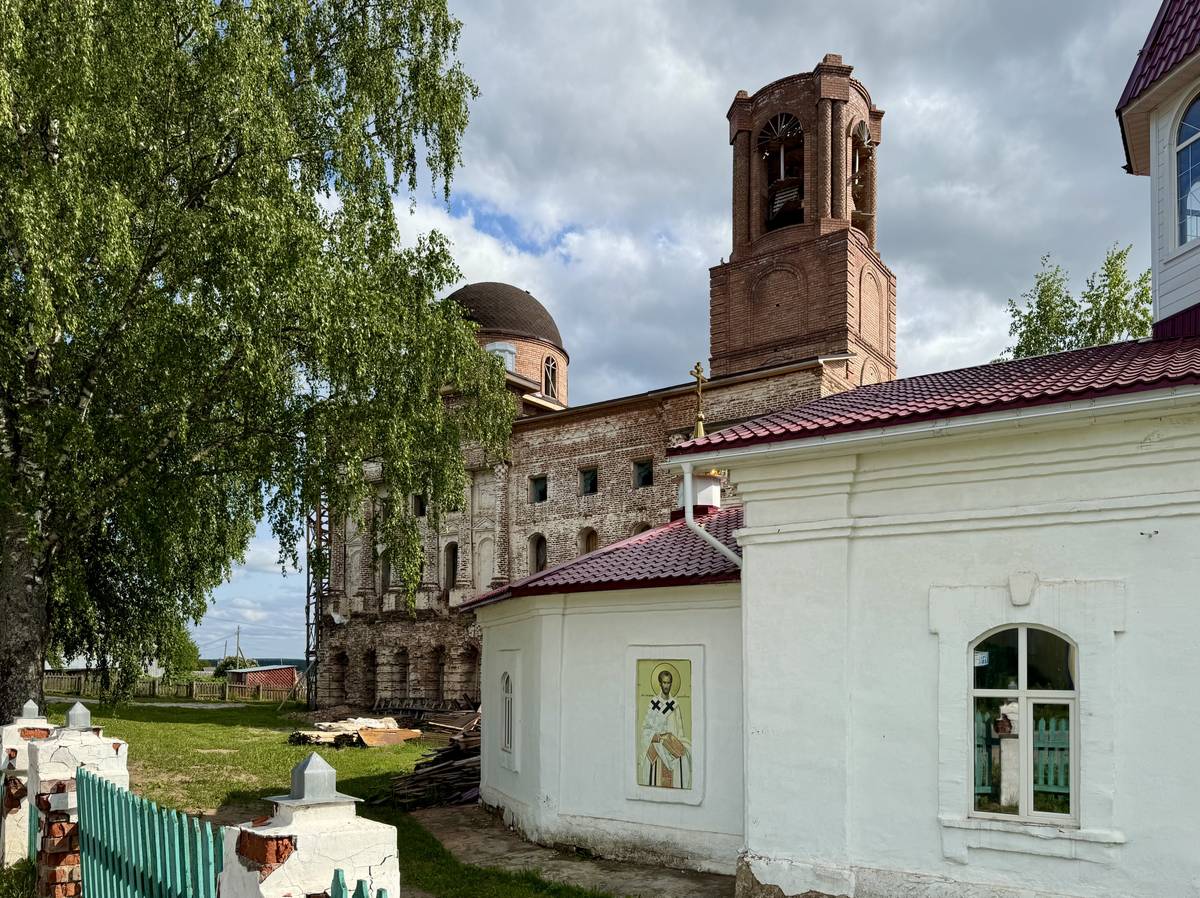 Апсида Петропавловской церкви и за ней - восстанавливаемая Воскресенская, архитектурные детали. Храмовый комплекс. Церкви Петра и Павла  и Воскресения Христова, Усть-Кулом (Усть-Куломский район, Республика Коми)