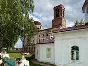 Храмовый комплекс. Церкви Петра и Павла  и Воскресения Христова, Апсида Петропавловской церкви и за ней - восстанавливаемая Воскресенская, Усть-Кулом, Усть-Куломский район, Республика Коми