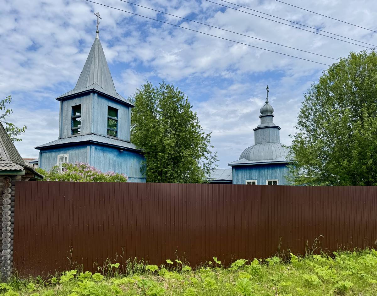 Церковь и колокольня, вид через ограду, фасады. Важкурский Богородице-Рождественский монастырь. Церковь Собора Пресвятой Богородицы, Важкурья (Корткеросский район, Республика Коми)