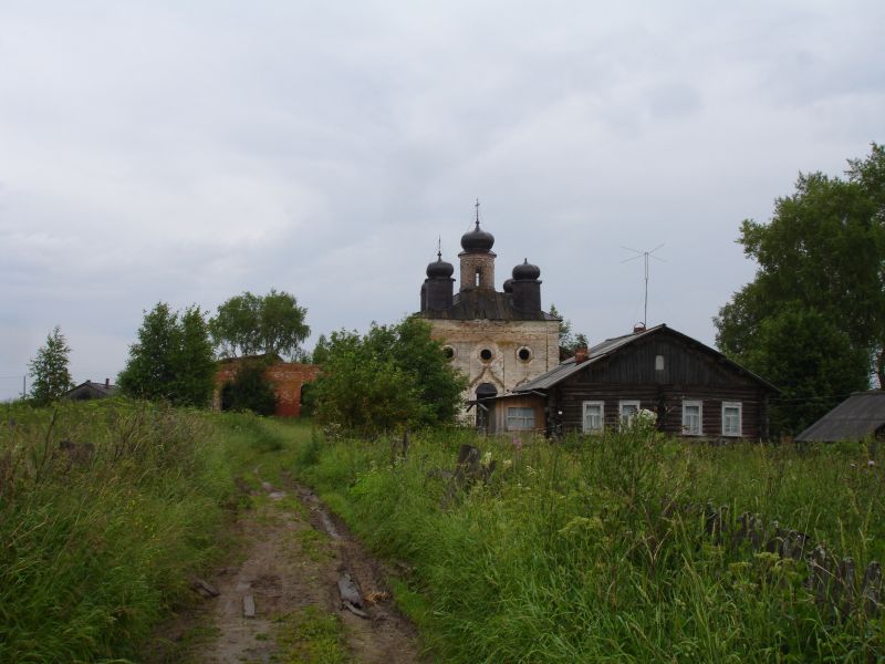 Палауз. Церковь Рождества Пресвятой Богородицы. общий вид в ландшафте